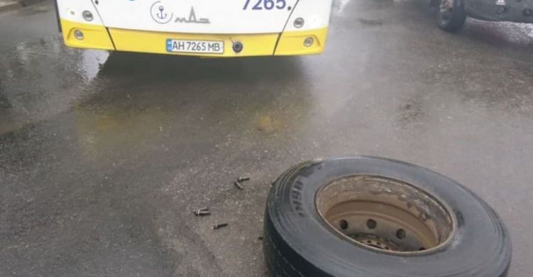 В Мариуполе колесо грузовика отлетело в коммунальный автобус и легковушку (ДОПОЛНЕНО)