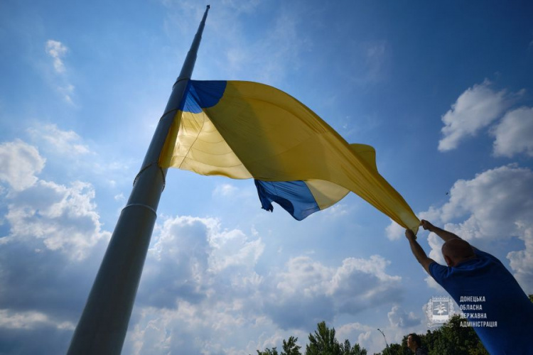 Огромный флаг Украины в «тестовом режиме» подняли над Донетчиной