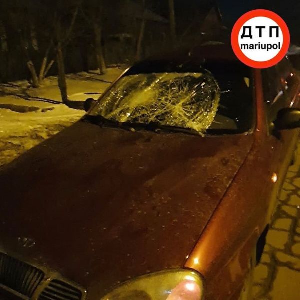 В Мариуполе пьяный пешеход запрыгнул на едущий автомобиль