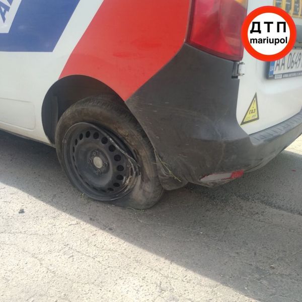 Череда ДТП в Мариуполе: пьяный водитель снес забор, два автомобиля столкнулись на перекрестке