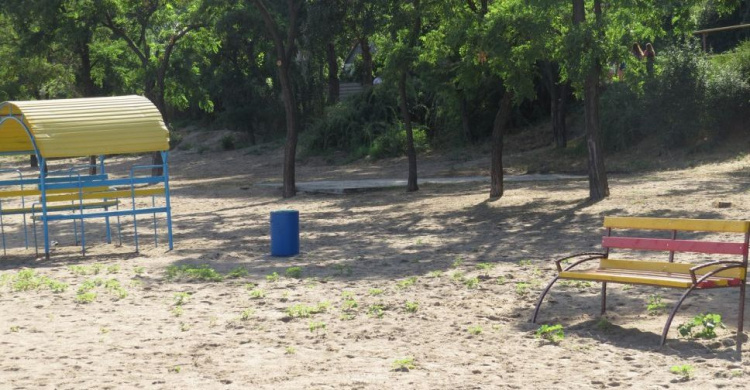 На пляже Мариуполя восстановили навес, повреждённый неизвестными (ФОТО)