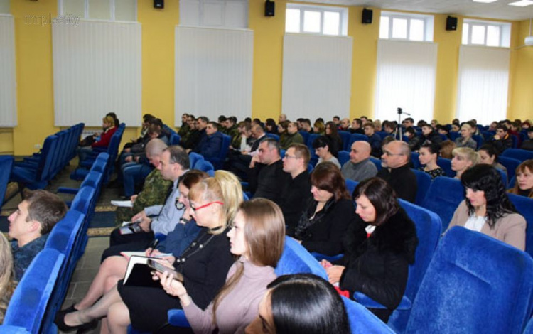 Полицию в Мариуполе обучают деловому общению в английском стиле (ФОТО)