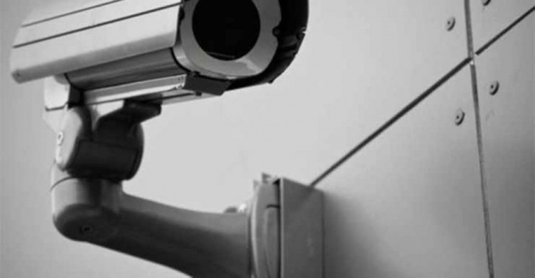 В Мариуполе женщина следит за соседями с помощью видеокамер (ВИДЕО)