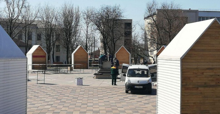 Из Театрального сквера Мариуполя исчезла сказочная башня с часами (ФОТО)