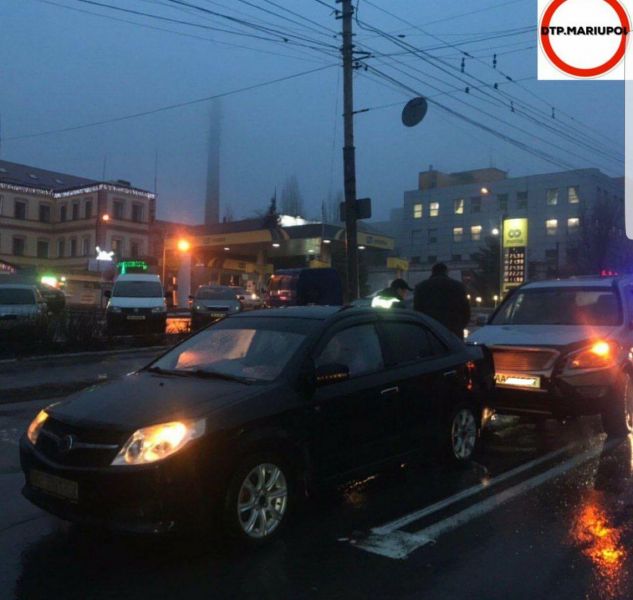 Плохая видимость на дорогах стала причиной нескольких аварий в Мариуполе (ФОТО)