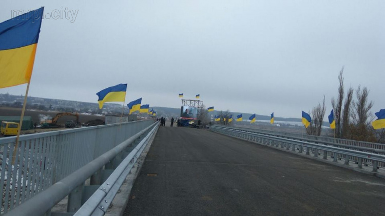 В Мариуполе Порошенко вручил награды героям и открыл два разрушенных моста (ФОТО+ВИДЕО)