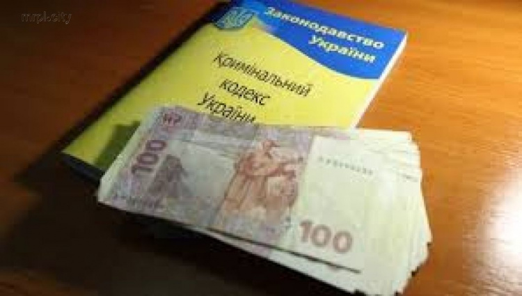 Сотрудница налоговой инспекции в Мариуполе попалась на взятке в 100 тыс. грн.