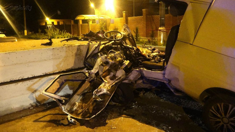 От удара в бетонные плиты в Мариуполе в пикапе погибли мать и сын (ФОТО+ДОПОЛНЕНО)