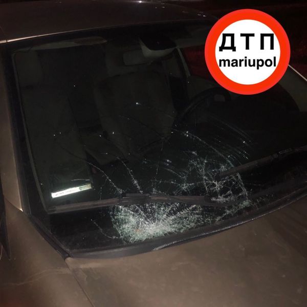 В Мариуполе на темной улице таксист сбил подростка