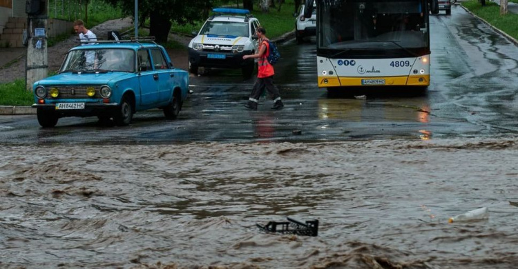 В Мариуполе снова дождевые реки: общественный транспорт не ходит