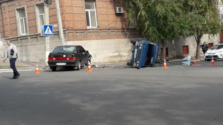 В Мариуполе в результате ДТП перевернулось авто: водитель исчез (ФОТО)
