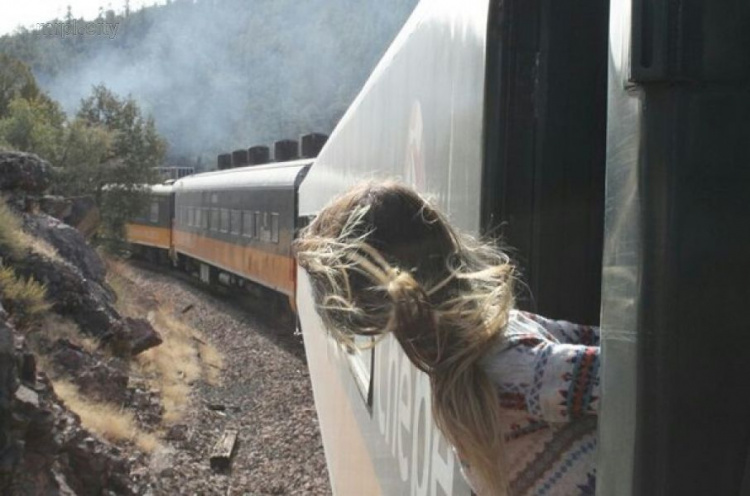 Несовершеннолетнюю мариупольчанку, обокравшую родственников, сняли со львовского поезда 