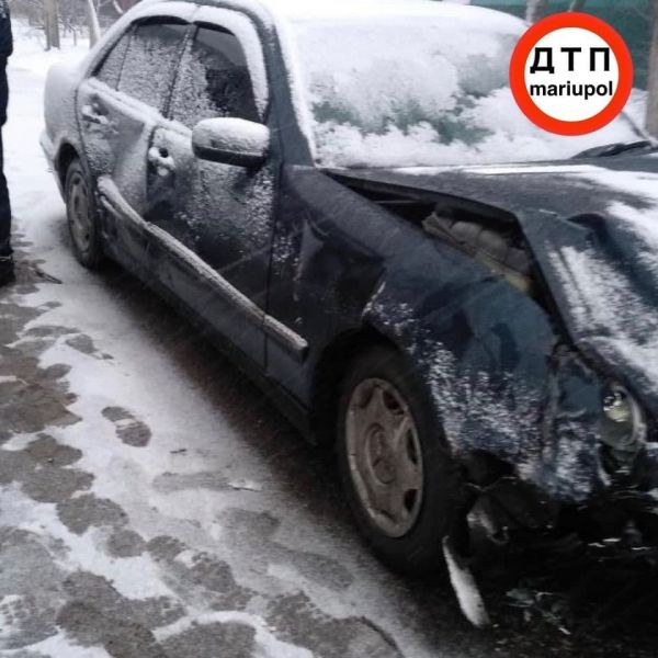 В Мариуполе на заснеженных дорогах произошли аварии