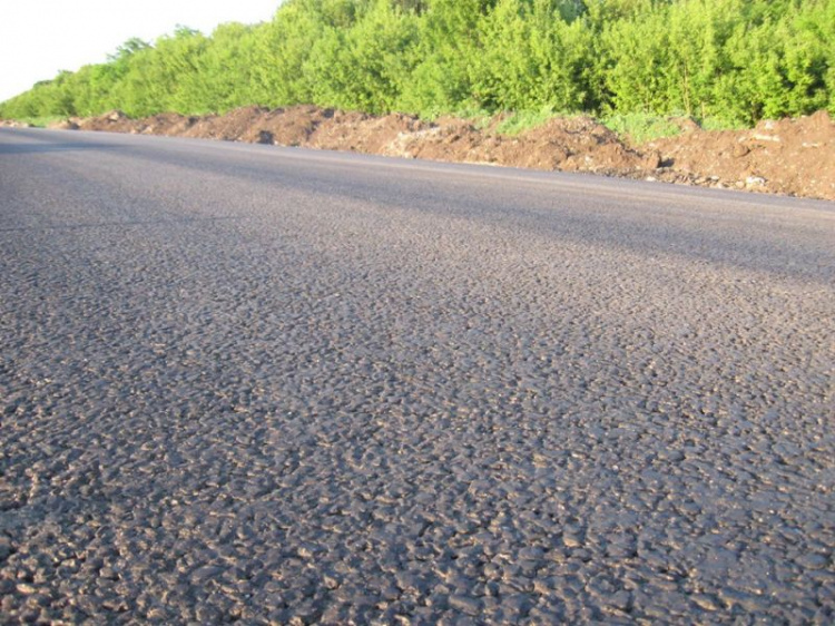 Приоритетный капремонт: трассу на Мариуполь ремонтируют под движением (ФОТО)