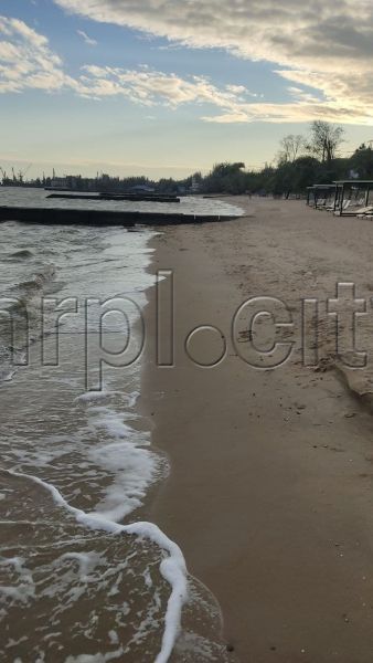 В Мариуполе ветер отогнал море от берега: спасатели приступили к уборке дна