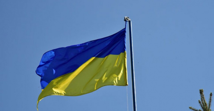 После шестичасового обстрела Чермалык с оркестром отметил день украинского флага (ФОТО)