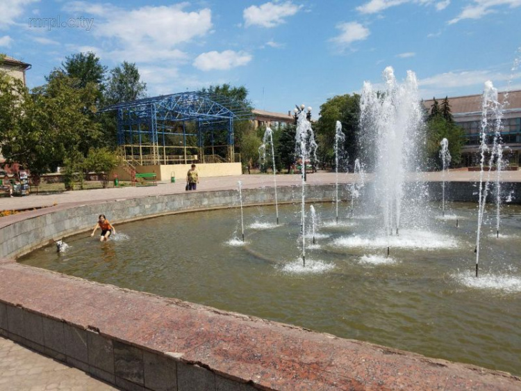 Мариупольцы спасаются от жары, купаясь в фонтанах (ФОТОФАКТ)