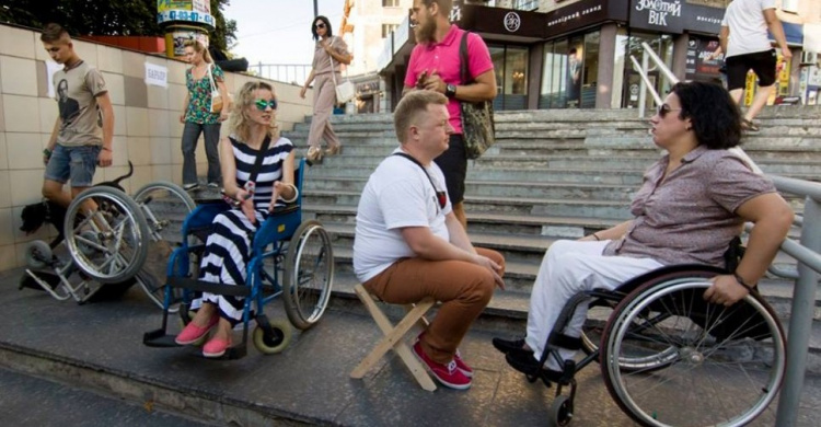 Подземный переход Мариуполя был блокирован инвалидными колясками (ФОТО)