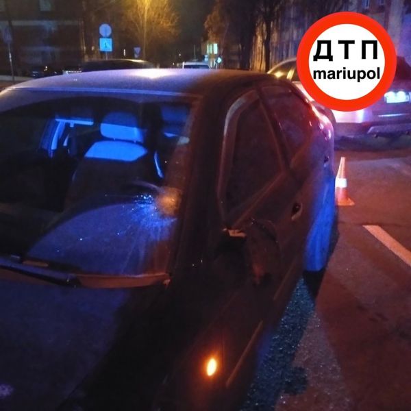 Автомобиль сбил женщину на пешеходном переходе в центре Мариуполя (ДОПОЛНЕНО)
