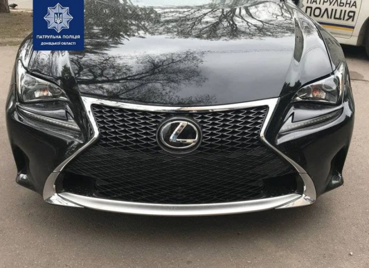 В Мариуполе водителя «Lexus» оштрафовали за отсутствие номерного знака