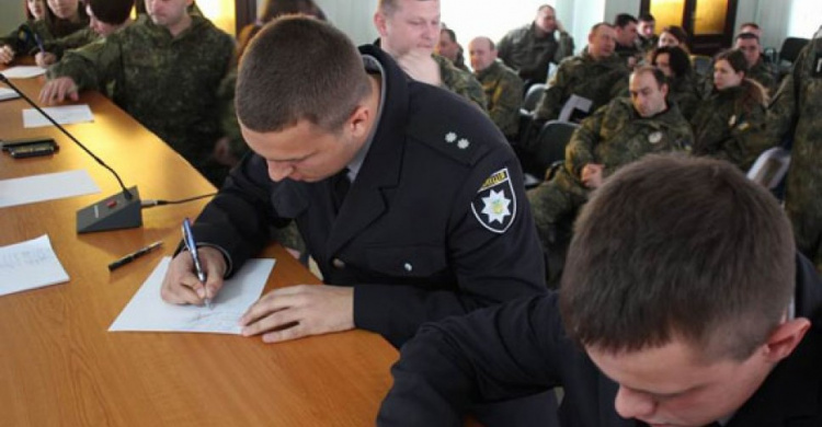 Полицейские из разных городов Донетчины собрали 2000 подписей против действий Парасюка