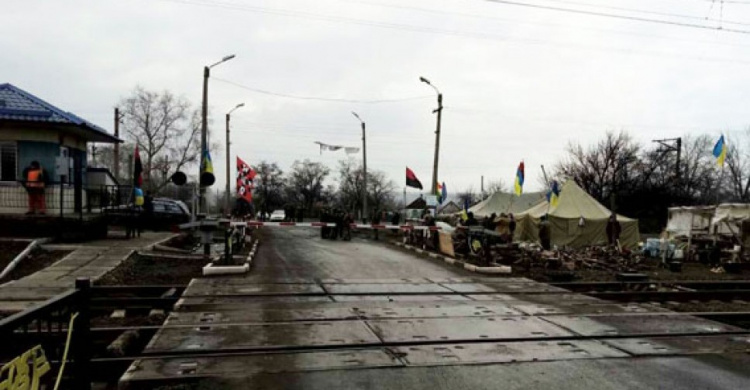Полицейские контролируют ситуацию на станции Кривой Торец в Донецкой области