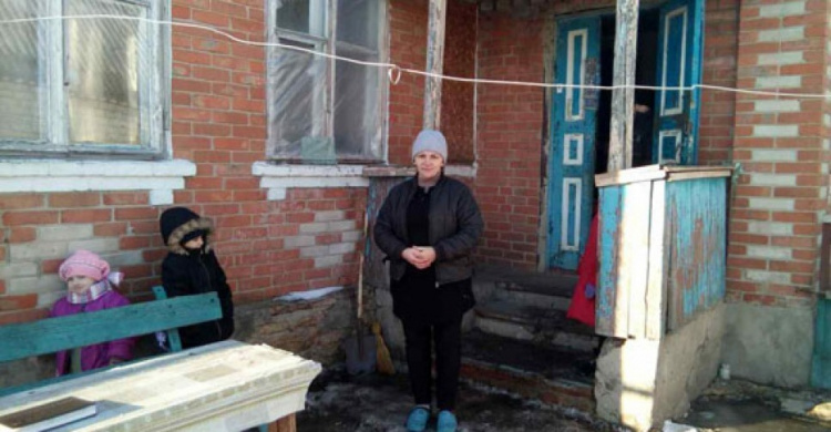 Полиция Донецкой области и волонтеры вернули в дом многодетной матери тепло