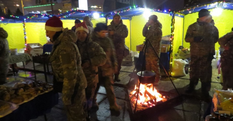 Полк «Азов» торговал пирожными и пирожками в центре Мариуполя по невероятным ценам (ФОТО)