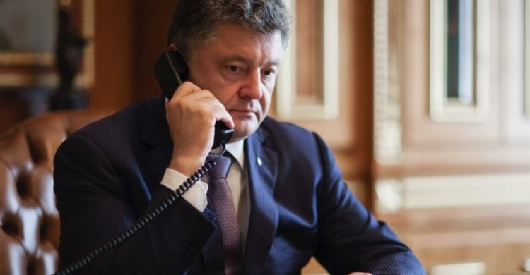 Порошенко по телефону рассказал Меркель о ситуации на Донбассе