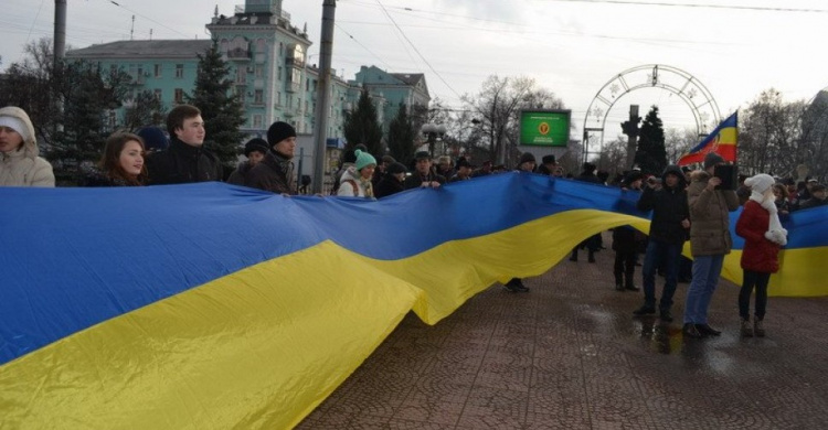 Порошенко: Вернуть украинский флаг на оккупированный Донбасс и Крым – сложно