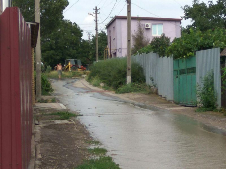 В частном секторе Мариуполя улица регулярно превращается в «реку» (ФОТО+ВИДЕО)