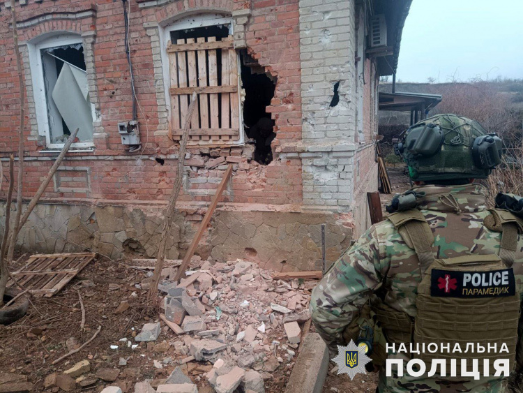 Росіяни 12 разів обстріляли будинки на Донеччині: поранені четверо людей