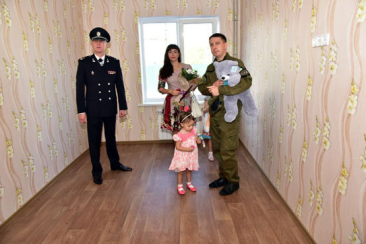 Полицейские-переселенцы получили квартиры в Мариуполе