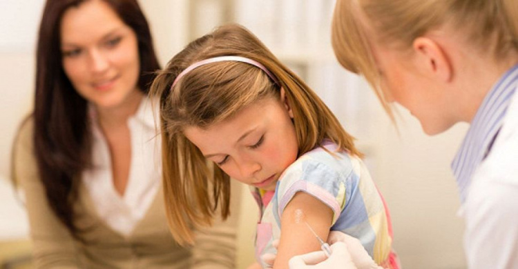Мариупольцам на заметку: Минздрав рекомендует не принимать детей без прививок в детские сады и школы