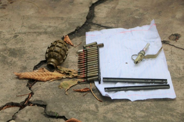 В Мариуполе на улице нашли гранату (ФОТО)
