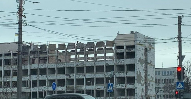 В центре Мариуполя в здании сгоревшего горсовета демонтировали крышу (ФОТОФАКТ)