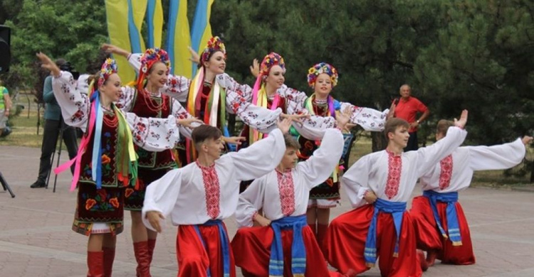 Мариуполь празднует День Конституции Украины (ФОТО)