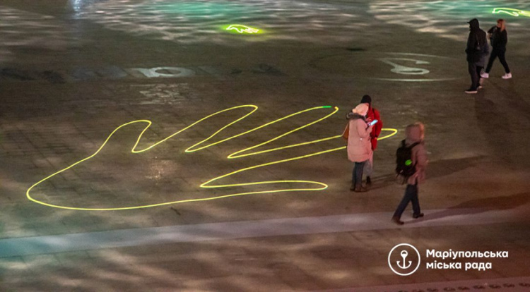«16 дней против насилия»: в центре Мариуполя появились лазерные ладони