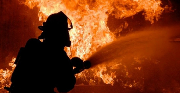 В Мариуполе загорелся частный дом. Пострадала женщина