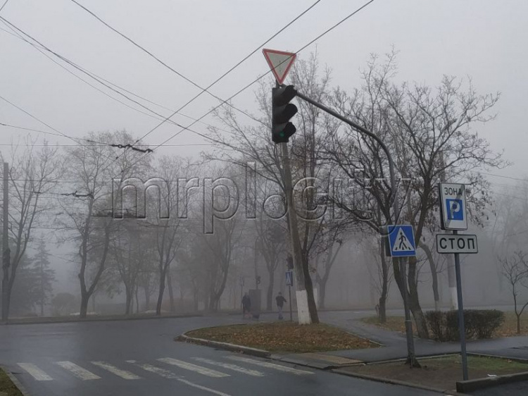 Новые светофоры европейского образца устанавливают на оживленном перекрестке в Мариуполе