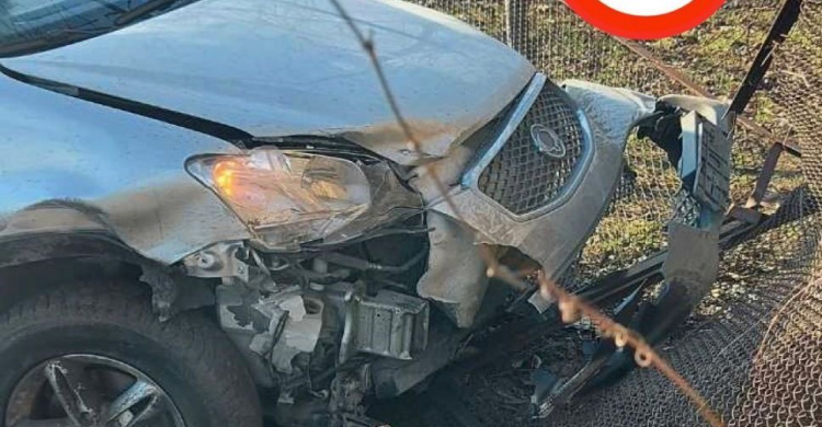 В Мариуполе в результате ДТП легковой автомобиль снес забор 