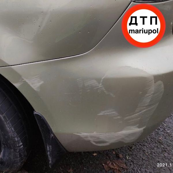 Автомобиль влетел в ограждение на театральном кольце в Мариуполе