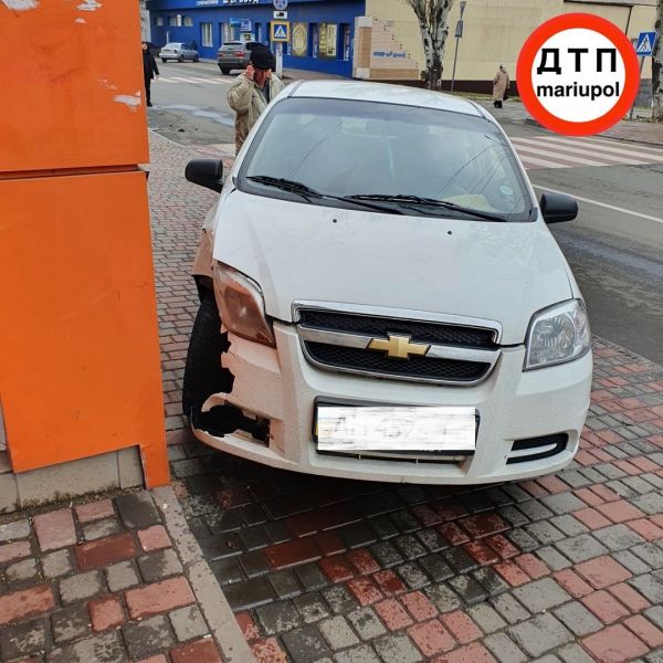 В Мариуполе произошло ДТП с пострадавшим. Водитель «угнанной» иномарки врезался в магазин и скрылся