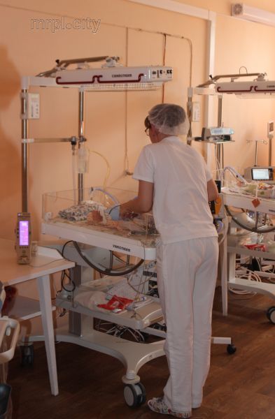 Металлурги обеспечивают больницы Мариуполя кислородом для реанимации и лечения пациентов (ФОТО)