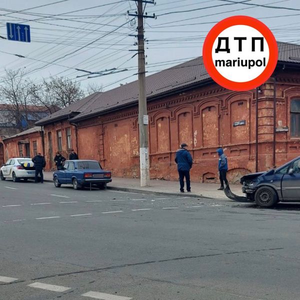 Две легковушки не поделили перекресток в старой части Мариуполя