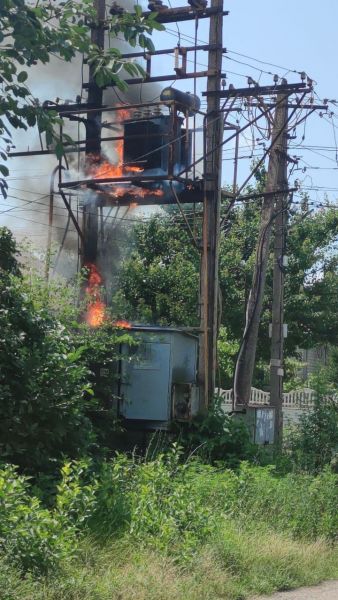 Загорелась трансформаторная подстанция рядом с жилыми домами в Мариуполе
