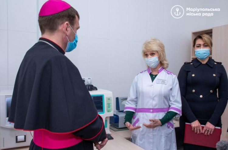 Папа Франциск передал мариупольским медикам новое оборудование