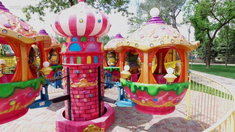 В «Веселке» Мариуполя устанавливают шведскую детскую площадку (ФОТО)