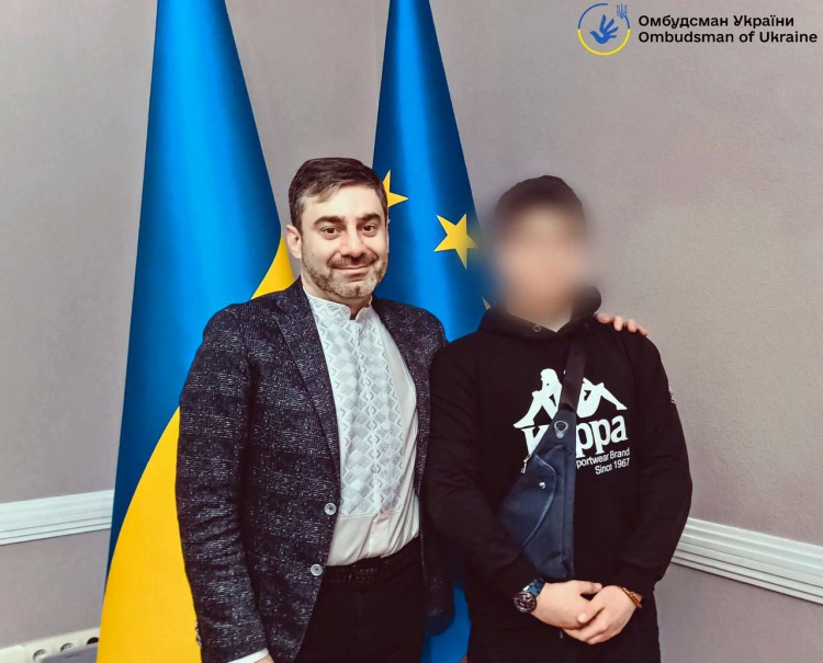 В Україну повернули хлопця з-під Маріуполя, якого незаконно всиновили в росії