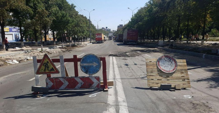 В перекрытом на ремонт центральном проспекте Мариуполя ни одного рабочего (ФОТОФАКТ - ДОПОЛНЕНО)